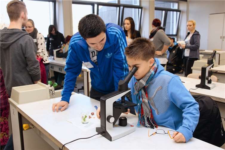 Die Naturwissenschaftler warteten mit spannenden Experimenten in der Physik und Chemie.privat