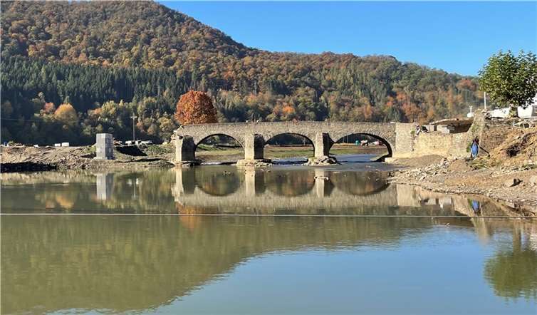 Vertrauensverlust: Ortsbürgermeister tritt zurück Die Nepomukbrücke in Rech im Sommer 2022. Foto: ROB
