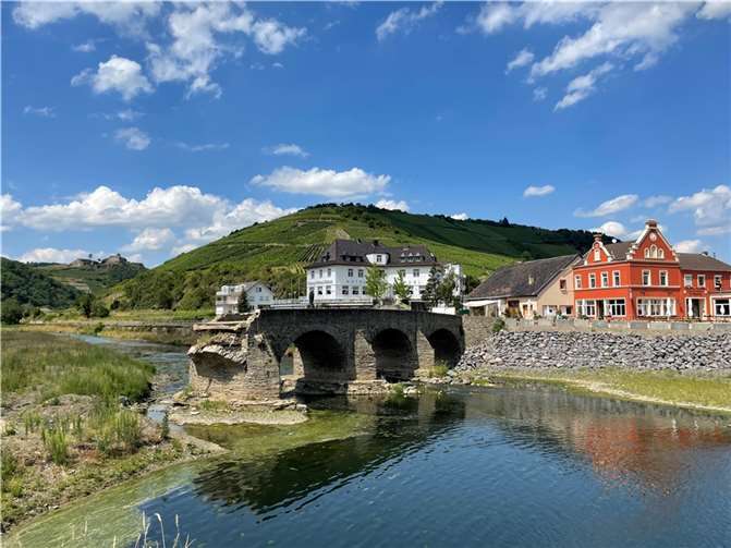 Die Nepomukbrücke in Rech wurde von der Flut stark beschädigt.  Foto: Archiv ROB