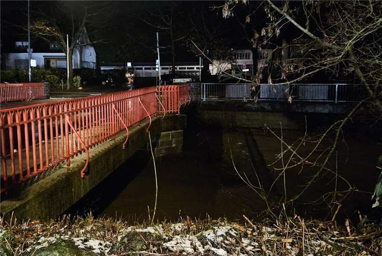 Die Nette im Bereich der roten Brücke (Bachstraße/Uferstraße) am heutigen Morgen. Foto: Jasmin Alter / Stadt Mayen