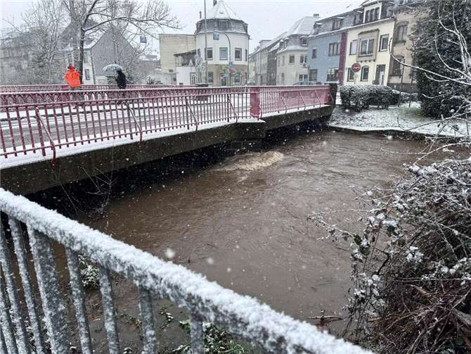 Die Nette im Bereich der roten Brücke (Bachstraße/Uferstraße) heute Mittag. Foto: Jacqueline Blang / Stadt Mayen