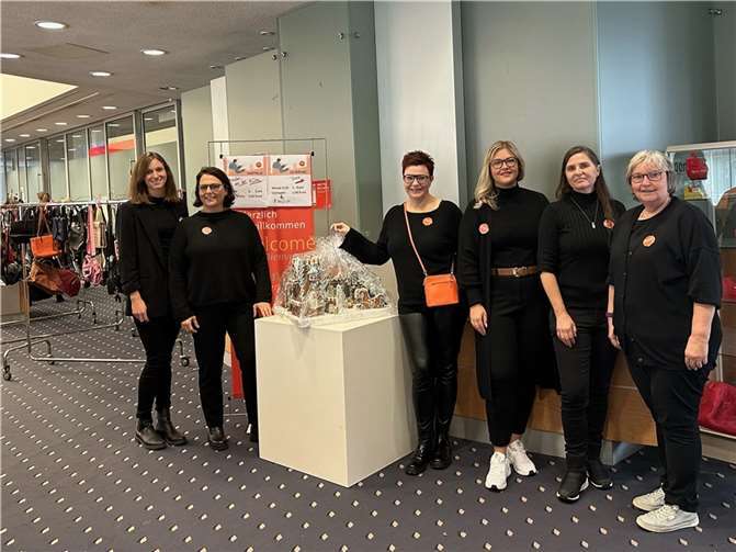 Die Netzwerkerinnen von Orange Westerwald haben mit dem Event Geld zugunsten des Frauenhauses der Region gesammelt. Foto: Frauennotruf / Thea Cziesla