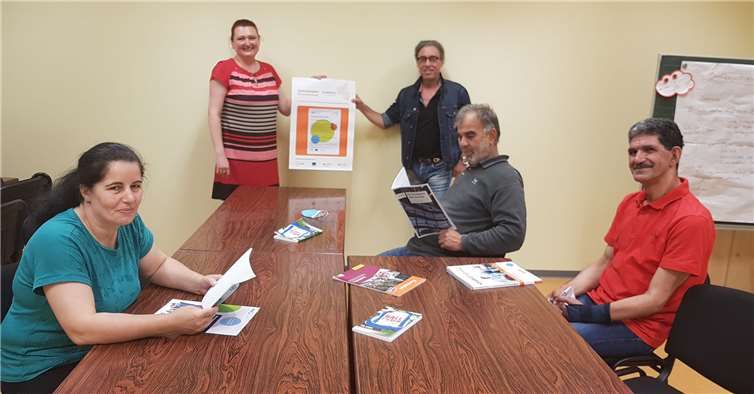 Die Netzwerkkoordinatorin Julia Gorte und der langjährige Leiter des Andernacher Lernafés, Ulrich Enders, freuen sich, das entspannte Lernen wieder in Präsenz anbieten zu können, im Haus der Familie, Raum 9, Haupteingang.Foto: privat