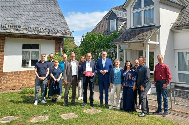 Die „Neue Mitte“ stand in Gackenbach im Mittelpunkt des Geschehens, als Minister Michael Ebling den Förderbescheid zur Dorferneuerung an Ortsbürgermeister Hans Ulrich Weidenfeller übergab.  Foto: VG Montabaur/Christina Weiß