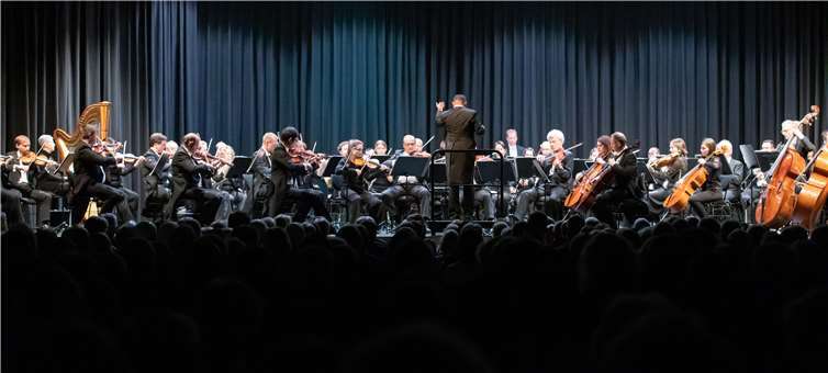 Die Neue Philharmonie Westfalen spielte in der Jungholzhalle.Fotos: CEW