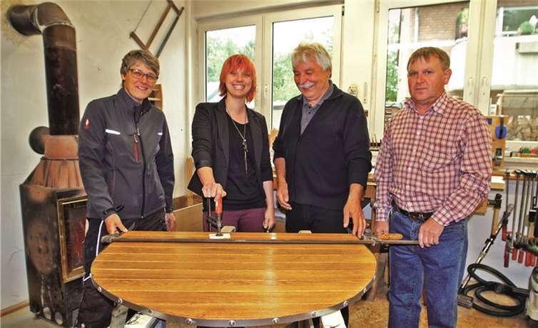 Die „Neuen Pfade“ sorgen auf vielerlei Weise für ein ansehnliches Bild der Region und einen hohen Aufenthaltswert im öffentlichen Raum. Hier wird eine Brunnenabdeckung für einen Brunnen in Buschhoven gefertigt (v.li.: Andrea Kroymann, Christine Schmitt, Martin Fröhlich und Vladimir Ziuzin).