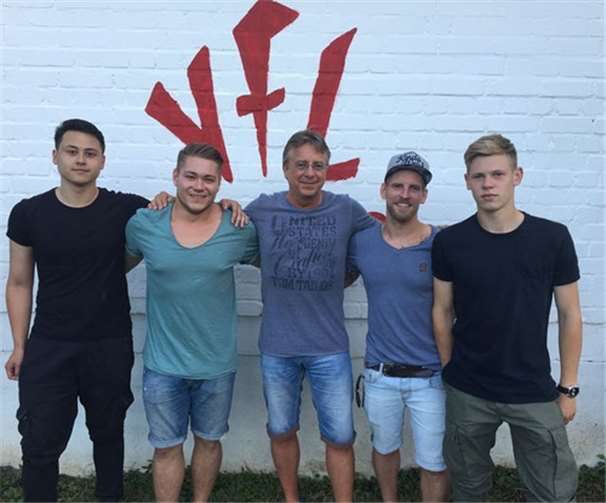 „Die Neuen beim VfL Bad Ems v.l. Björn Palm, Marco Lorch, Abteilungsleiter Achim Wunsch, Micha Krohmann, John Melvile Ziegert (es fehlt Dennis Bender). Privat