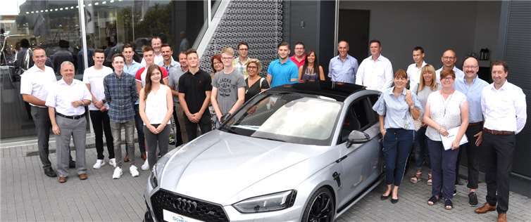 Die „Neuen“ stellten sich mit ihren Ausbildern dem Fotografen. Fotos: BS