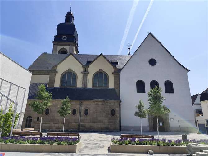 Die Neuendorfer Kirche St. Peter mit dem neu gestalteten Vorplatz.  Foto: Oliver Seis