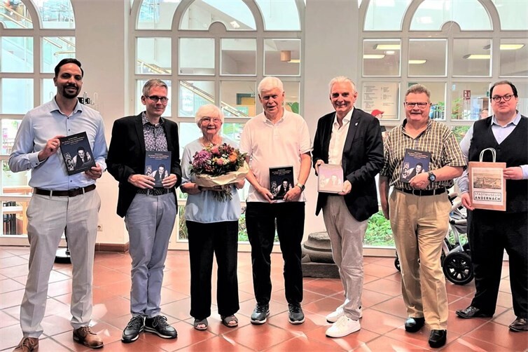 Die Neuerscheinung präsentieren v.l.n.r.: Der designierte Bürgermeister Sammy Labidi, Autor Michael Harbeke, Rosa Werf, Wolfgang Redwanz, Bürgermeister Claus Peitz, Beigeordneter Heribert Zins, Museumsleiter Dr. Kai Seebert.