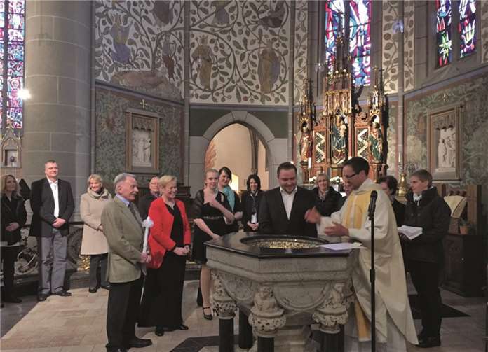 Die Neugetauften mit ihren Patinnen und Paten. In der Mitte Dechant Jörg Meyrer. privat