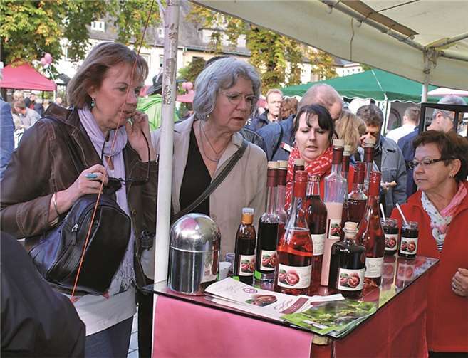 Die Neugier vor der Verkostung. Das schmackhafte Angebot rund um denPfirsich war auch heuer wieder von hervorragender Qualität.