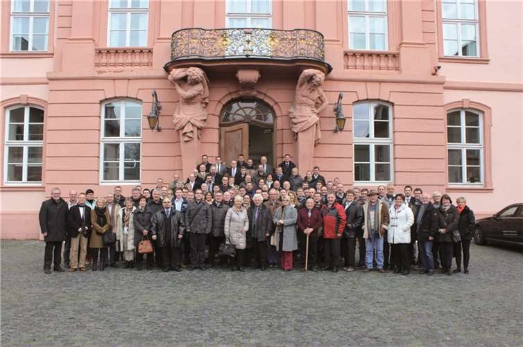 Die Neumitglieder vor dem Landtagsgebäude in Mainz. privat