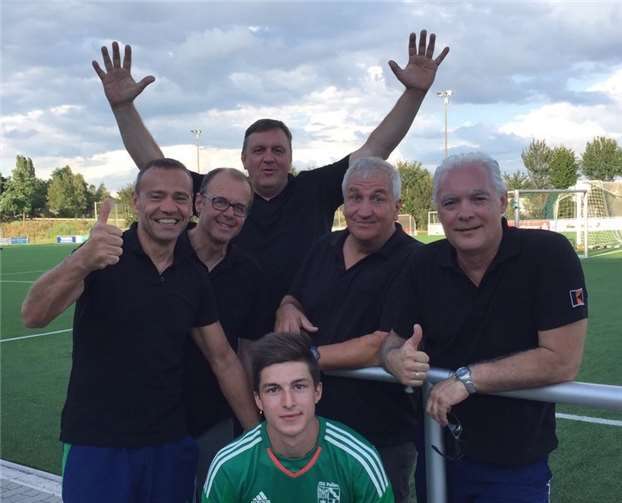 Die Neunmeterschützen mit ihrem Torwart.privat