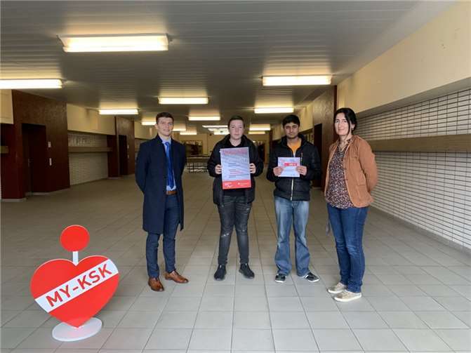 Die Neuntklässler Muhammad Ahmad, Luca Frings und Luan Dautaj erzielen den zweiten Platz beim „Planspiel Börse“. Foto: privat