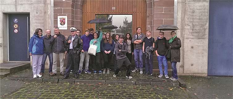Die Neuntklässler aus Treis-Karden vor den Toren der Jugendstrafanstalt in Wittlich. privat