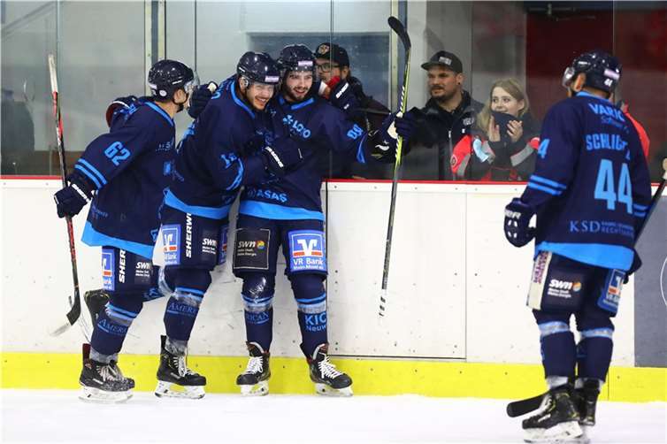 Die Neuwieder Bären hoffen auch am bevorstehenden Wochenende zweimal jubeln zu können.Quelle: EHC