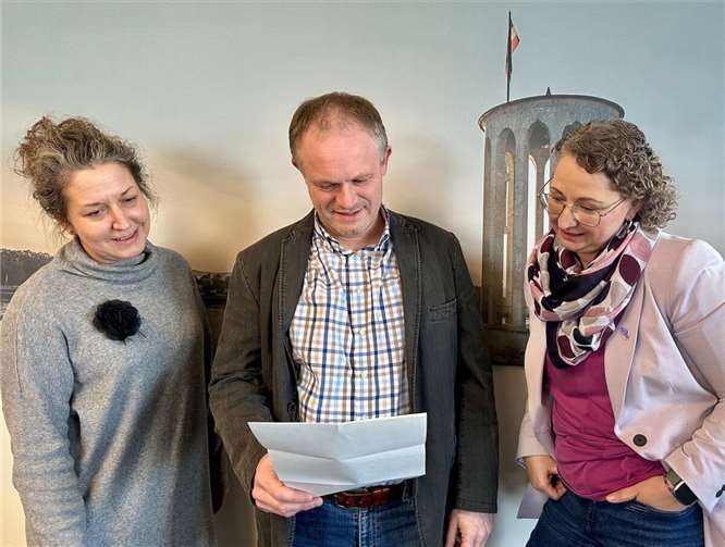 Die Neuwieder City wird auch 2025 und 2026 mit weiteren tollen Aktionen belebt! Oberbürgermeister Jan Einig, Stadtmarketing-Chefin Julia Kloos-Wieland (rechts) und Bauamtsleiterin Nina Porz freuen sich über den Förderbescheid zur Fortsetzung der „Innenstadtimpulse“. Foto: Stadt Neuwied / Ulf Steffenfauseweh