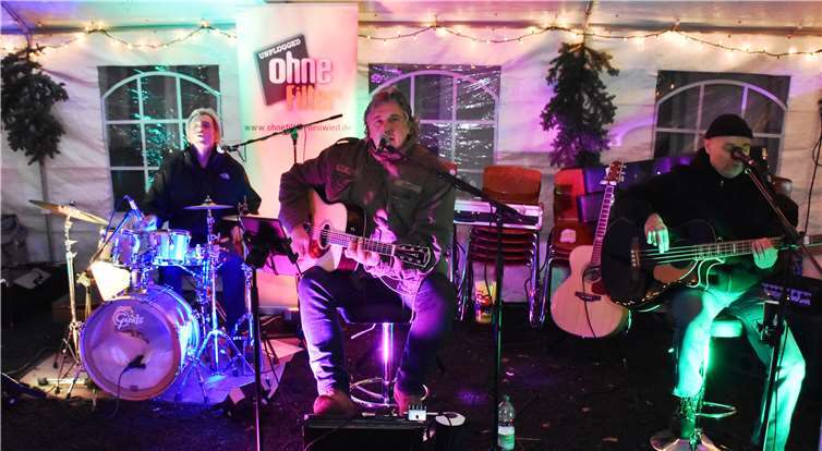 Sieben Stunden Weihnachtsmarkt Die Neuwieder Coverband ohneFilter durfte wegen der Nachtruhe nur drei Stunden spielen.