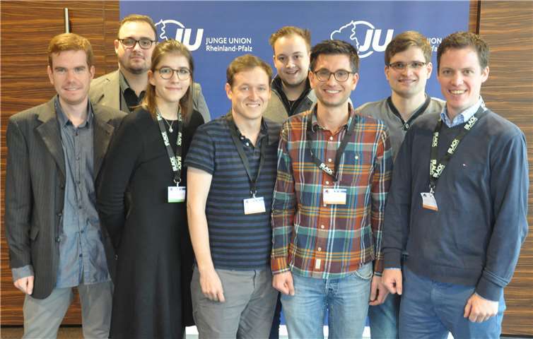 Die Neuwieder Delegation beim Landestag der JU Rheinland-Pfalz gemeinsam mit dem neuen Landesvorsitzenden Jens Münster (vorne, Zweiter von rechts): Landesvorstandsmitglied Julian Kettemer (hinten, rechts), Kreisvorsitzender Simon Solbach (vorne, rechts). privat