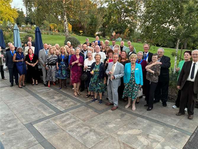 Die Neuwieder Delegation mit den Gastgebern aus Bromley im Park des Bromley Court Hotels.Foto: Willig
