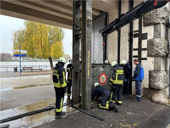 Die Neuwieder Feuerwehr hat damit begonnen das Deichtor teilweise zu schließen.  Fotos: Stadt Neuwied / Ulf Steffenfauseweh