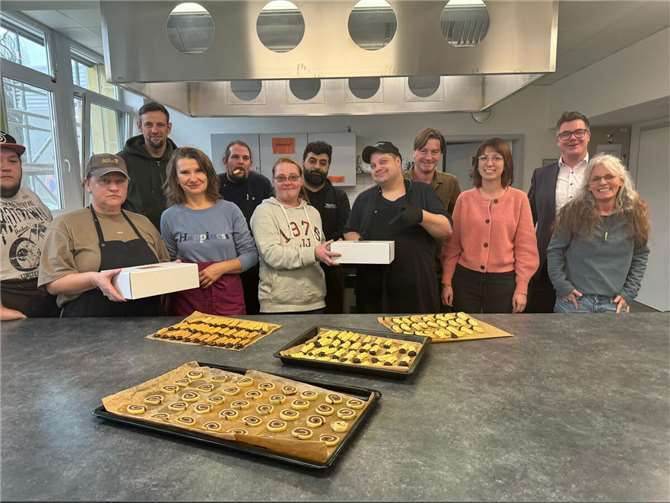 Die Neuwieder Grundschüler dürfen sich bald auf viele leckere Plätzchen freuen, die bei der weihnachtlichen Aktion von KiJub und GFBI entstanden sind.  Foto: Stadt Neuwied / Teofil Abu-Mansur