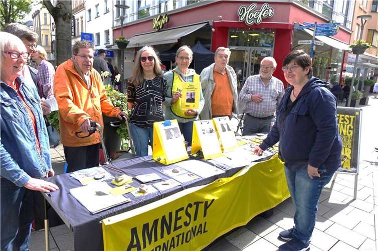 Die Neuwieder Gruppe der Menschenrechtsorganisation Amnesty International informierte wieder ihrem Infostand.  Foto: Jürgen Grab