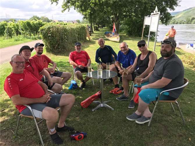Die Neuwieder Kanuten bei der Ankunft mit dem 10-er Canadier in Riol/Mosel.Foto: Reiner Bermel 