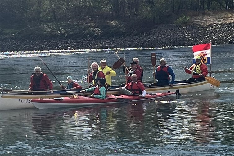 Die Neuwieder Kanuten in ihren Booten kurz vor dem heimischen Bootshaus an der Rheinbrücke