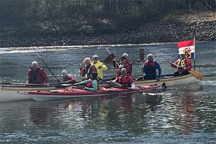 Die Neuwieder Kanuten in ihren Booten kurz vor dem heimischen Bootshaus an der Rheinbrücke