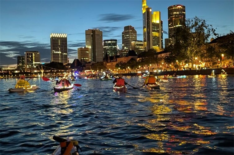 Die Neuwieder Kanuten in ihren beleuchteten Kajaks in Richtung Frankfurter Skyline.