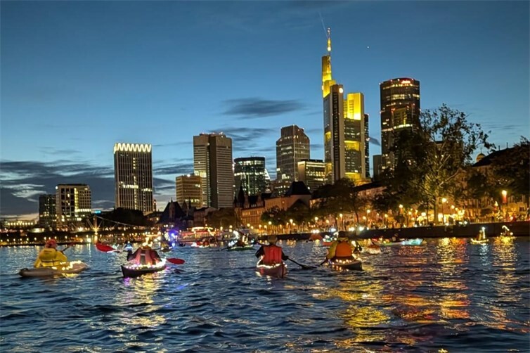 Die Neuwieder Kanuten in ihren beleuchteten Kajaks in Richtung Frankfurter Skyline.