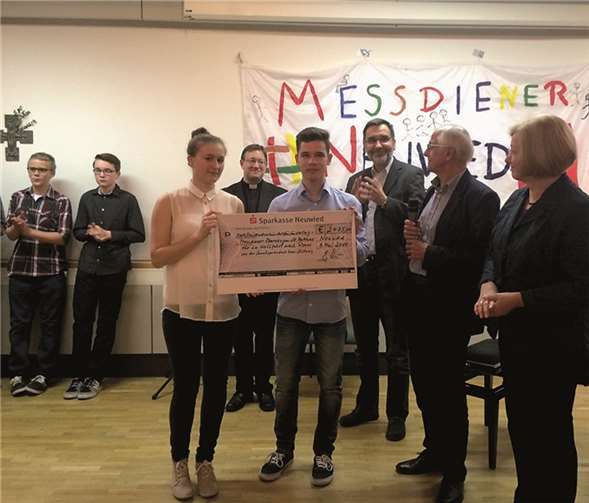 Die Neuwieder Messdiener freuen sich über die Spenden der Gäste und von der Josef-Ecker-Stiftung.privat