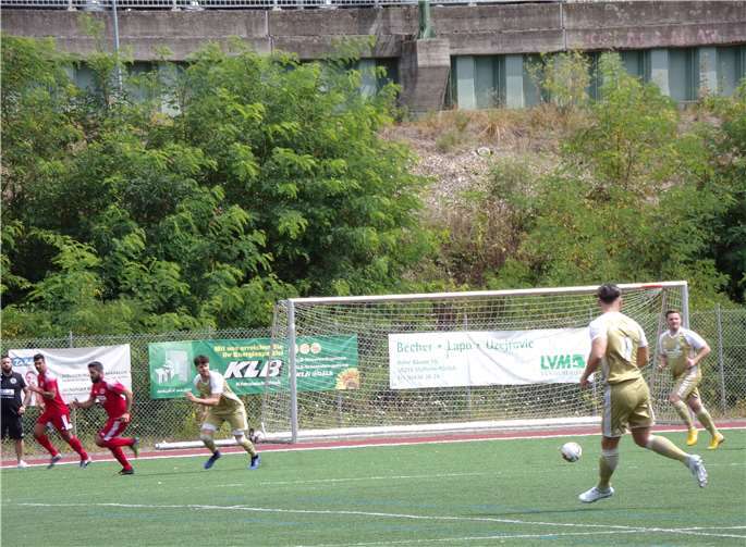 Die Neuzugänge M. Liersch, J. Merken und Y. Schweigert versuchen, im Mittelfeld das Spiel anzukurbeln.Foto: privat