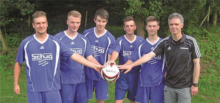 Die Neuzugänge der SG OASF/Barweiler (v.l.): Lukas Thelen, David Raths, Maxi Metzen, Justin Fries, Lukas Knelke, Trainer Walter Sicken, es fehlt Philipp Müller. privat