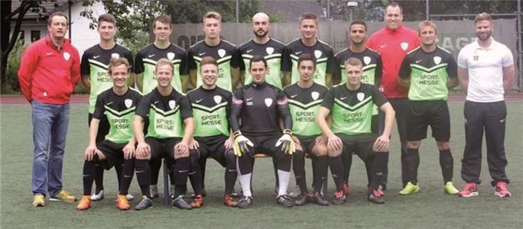 Die Neuzugänge der SG Puderbach im Überblick: Obere Reihe v.l. Oliver Haag (Trainer), Dennis Bayer, Nils Fettelschoß, Julian Aller, Nahsen Kesici, Florian Weber, Akram Chebab, Dennis Schumacher (Torwarttrainer), Slatko Stepanovic, André Neitzert (Co-Trainer). Untere Reihe  v.l. Fabian Kaul, Fabian Greif, Manuel Schmitz, Dennis Jung, Andreas Nunheiser und Dominik Hartstang.TH