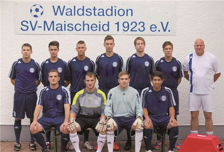 Die Neuzugänge der ersten Mannschaft des SV-Maischeids v.li. Hintere Reihe: Simon Schuster, Felix Müller, Daniel Kimmel, Andreas Kehr, Sascha Lücker, Lukas Ehl, Dirk Hulliger. Vordere Reihe: Thaqui Dugagin, Sebastian Henschel, Jan Steinhoff, Mario Fergen. Es fehlt David Böhm.privat