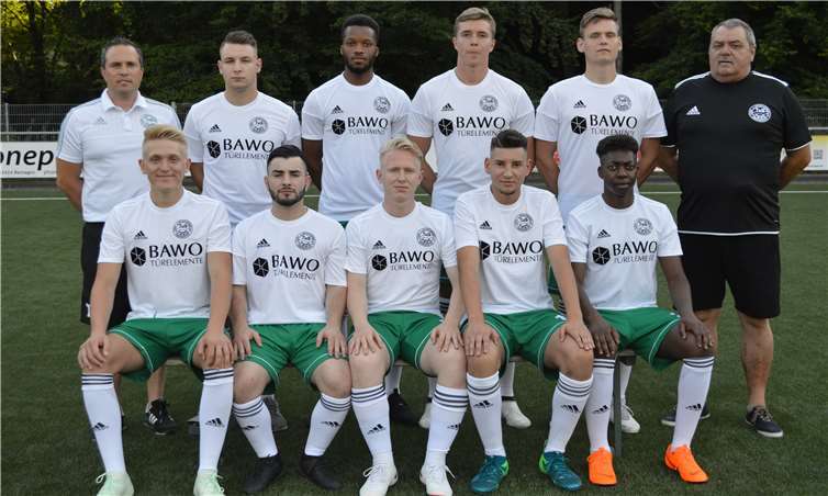 Die Neuzugänge des TuS Oberwinter: Trainer Tomas Lopez, Antonio Halfen, Ebrima Manneh, Mario Müller, Rene Ebersbach, Abteilungsleiter Helmut Born (stehen, von links) sowie Leo Welter, Maicol Felline, Maurice Lefèvre, Abdelhak Dira, Dannykin Kafunda-Beya (sitzend, von links). Es fehlt: Christopher Klein.