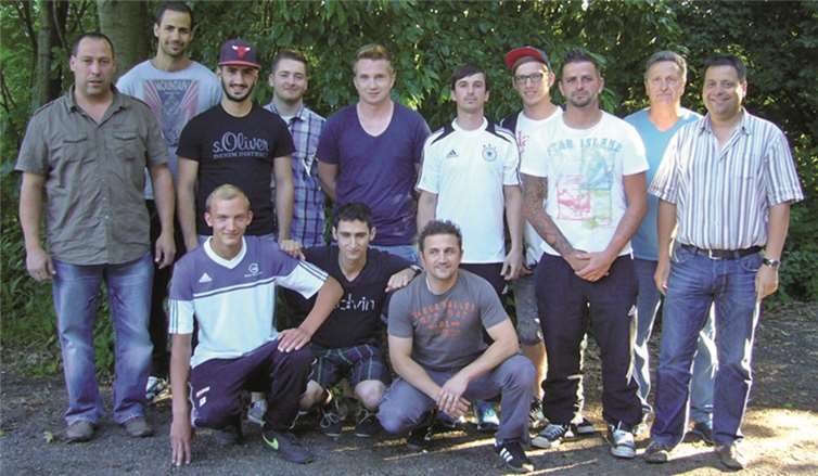 Die Neuzugänge (v.l.n.r.): Jörg Brach (Abteilungsleiter Fußball SV Wienau), Tim Mittermeier, Marcel Chahino, Philipp Pfeil, Janik Stein, Matthias Dreser, Jean Marc Thelen, Christopher Fleck, Manfred Kronimus (Trainer), Volker Müller (Teammanager). Vorne kniend: Anton Begert, Christopher Lütsch, Daniel Morosini. privat