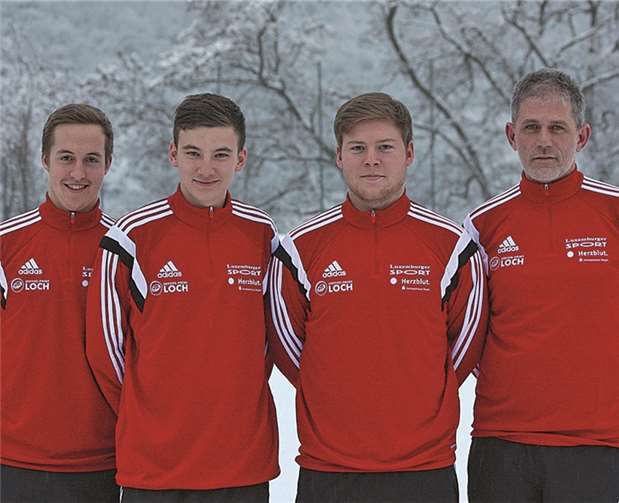 Die Neuzugänge (v.l.n.r.) Philipp Reffgen, Dennis Balsam, Moritz Pies mit dem Trainer Udo Seifert.privat