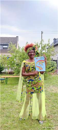 Die Newcomer-Autorin Jacqueline Obam Obam mit ihrem Buch „JOOJOO und der Regenbogen“. Foto: privat