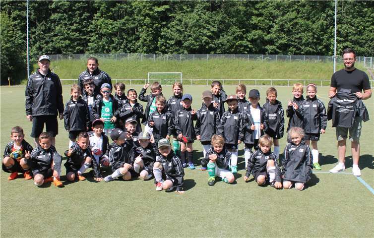 Die Nickenicher Bambinis sind jetzt auch für Regen bestens ausgerüstet. Foto: privat