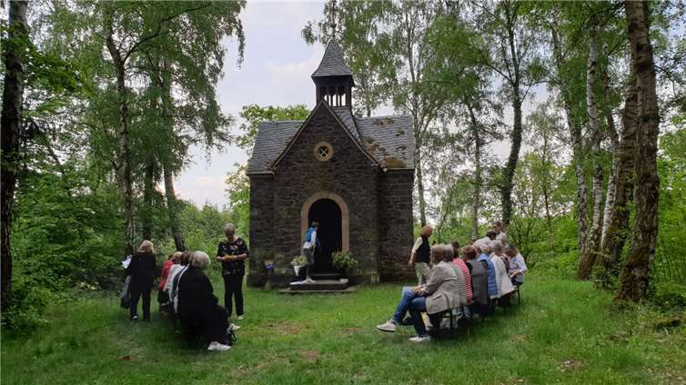 Die Nickenicher Frauengemeinschaft hatte zu einer Andacht unter freiem Himmel an der Josefskapelle eingeladen. Foto: privat