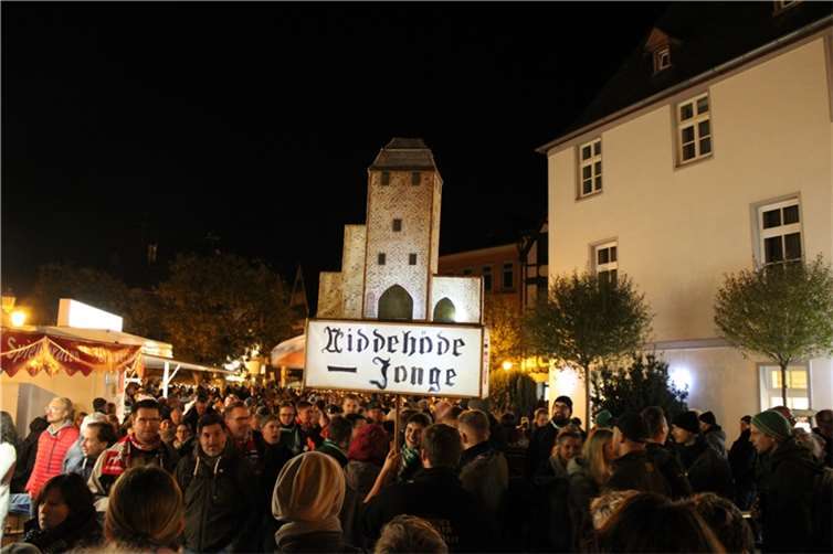Die Niddehöhede Jonge auf dem Marktplatz mit Fackel. 