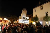 Die Niddehöhede Jonge auf dem Marktplatz mit Fackel. 