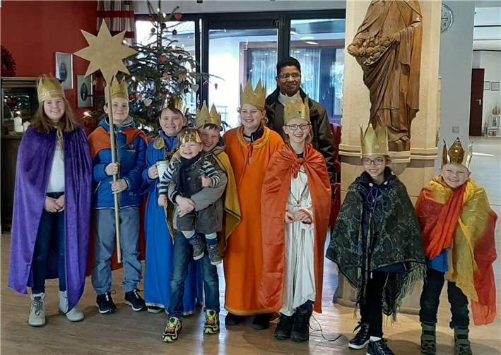 Die Niederbachemer Sternsingergruppe, die in Begleitung von Kaplan Chelamparambath am Dreikönigstag die Bewohner des Limbachstiftes in Berkum besucht hat. Foto: Silvia Klemmer