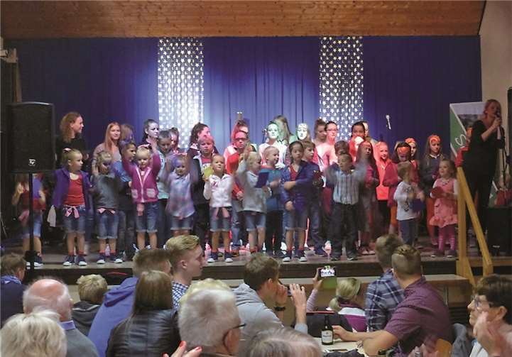 Die Niederfeller Kinder mit ihrem Liedvortrag.privat
