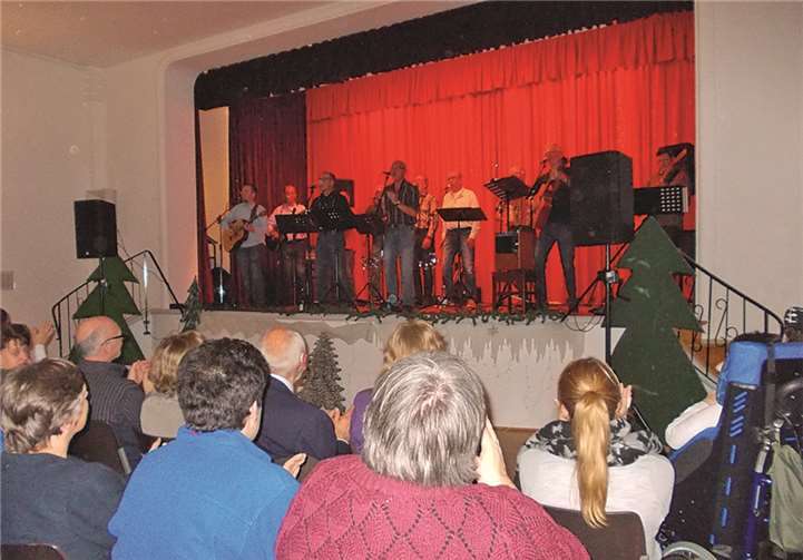 Die Niederfeller Schdäifleda sorgten für Stimmung im voll besetzten Saal der Herz-Jesu-Hauses. privat