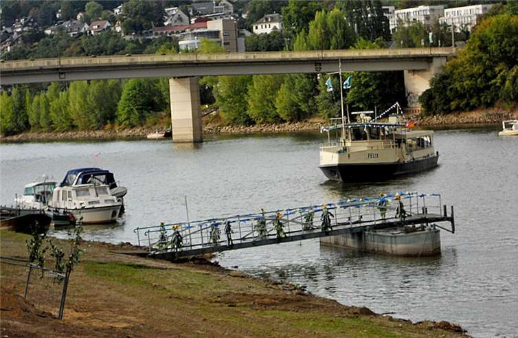 Die Niederwerther Brücke, davor die Fähre der Fa. Gilles die eigensfür dieses Wochenende ihren Betrieb aufnahm.